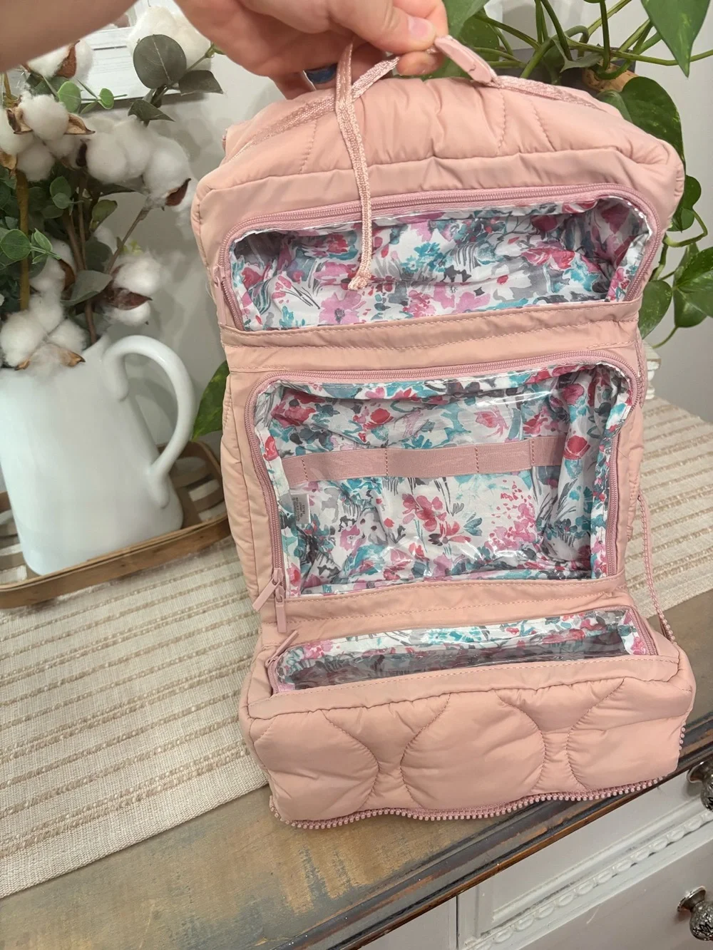 Vera Bradley Featherweight Hanging Organizer in Rose Quartz like new
